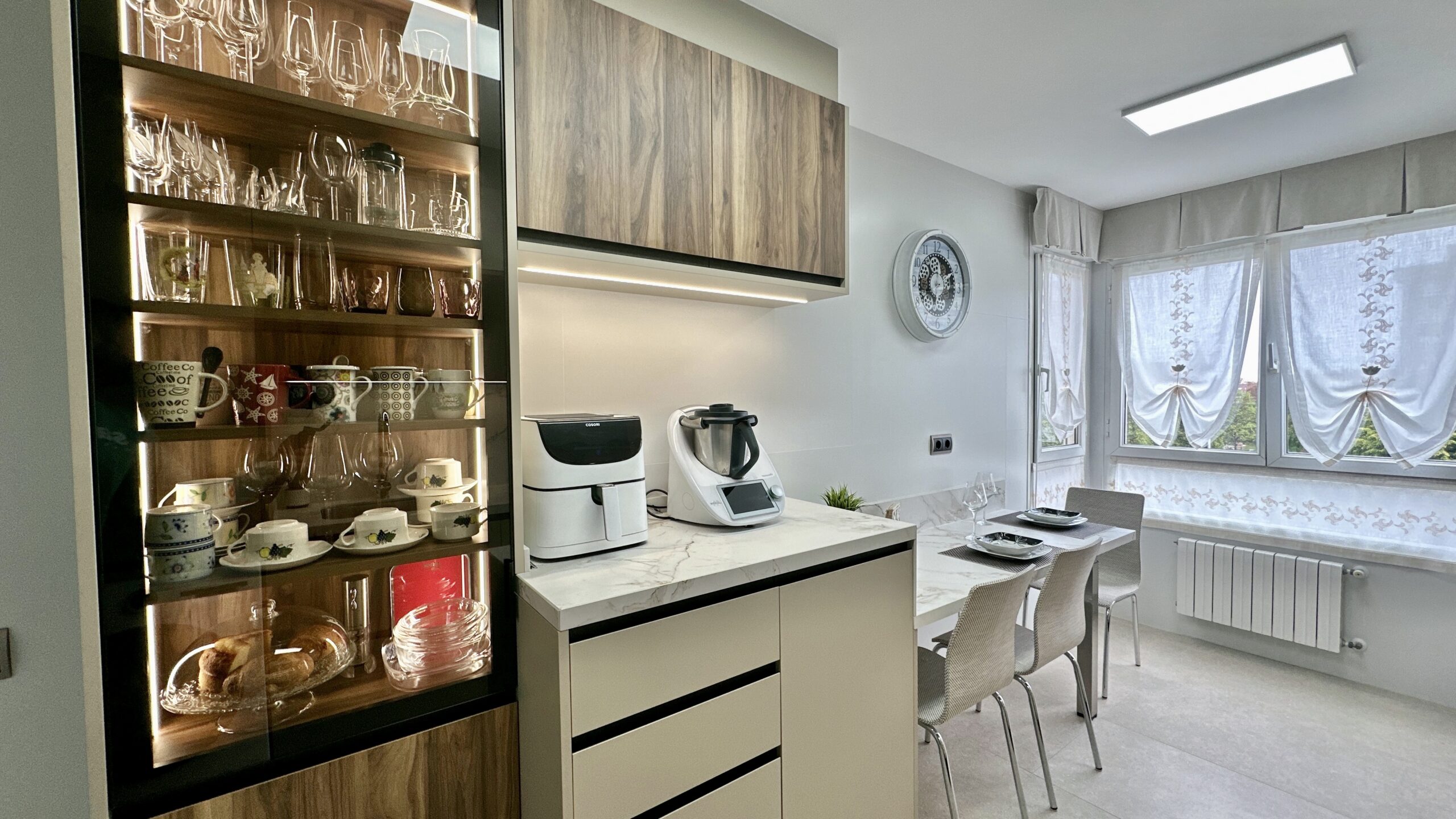 Cocina tipo puente en beige nude y madera Imperial - DTC Diseño Tu Cocina