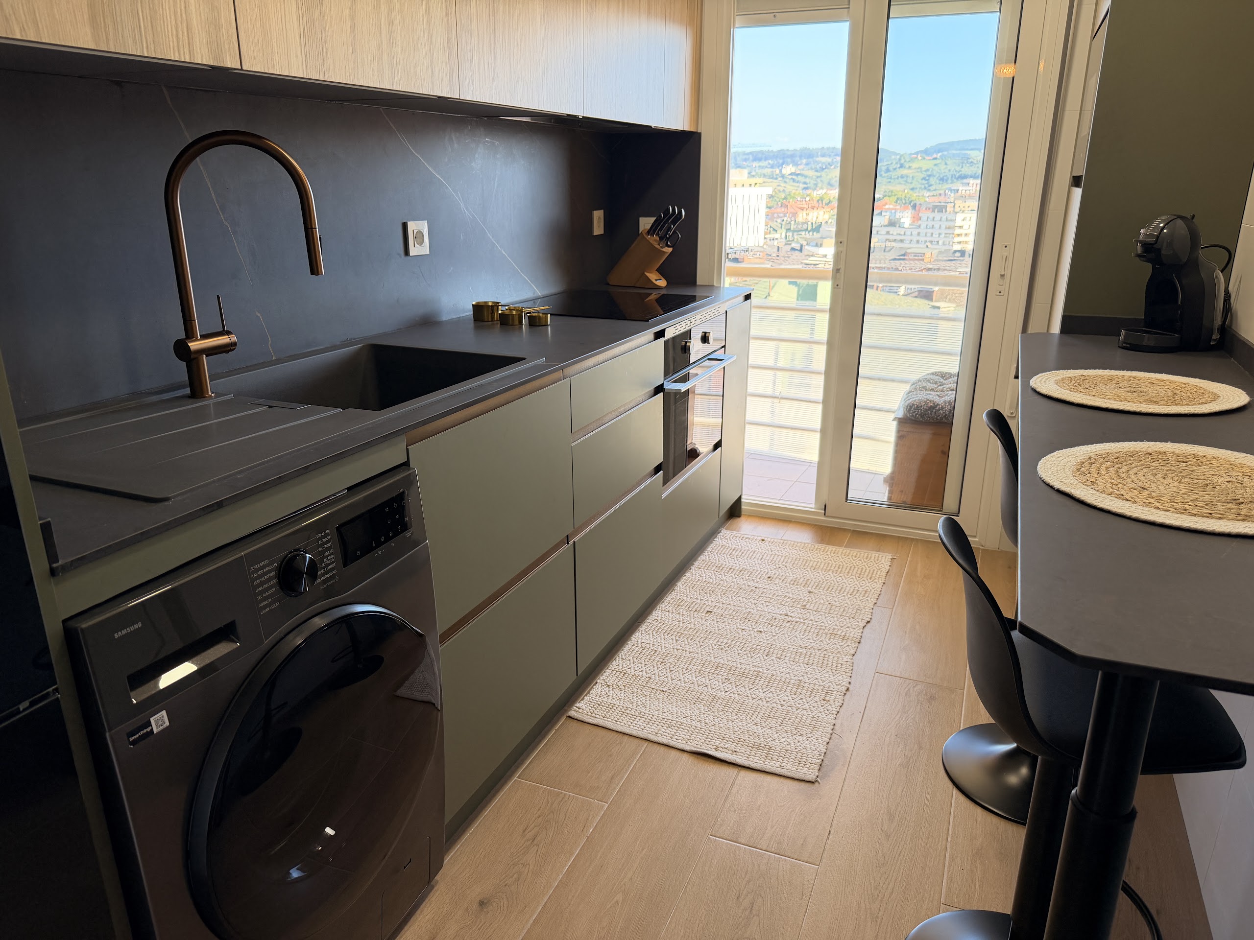 Cocina en verde camuflaje y madera Oak Biscuit con encimera porcelánica